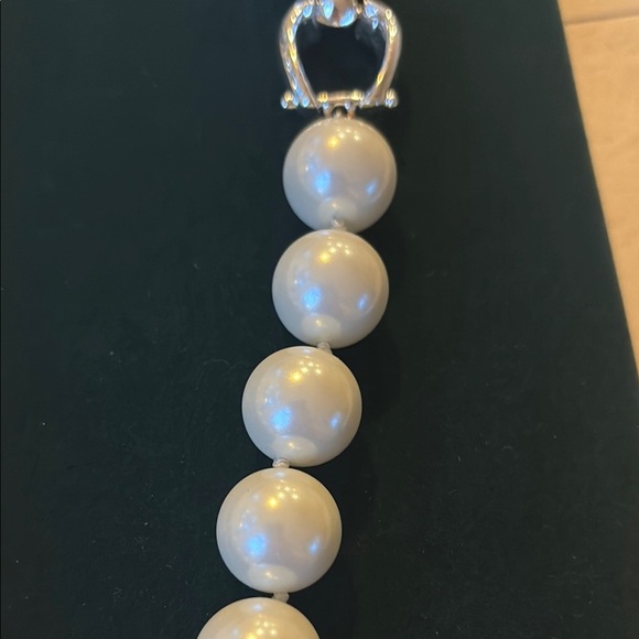 Ralph Lauren Elegant Pearl Necklace with Silver Tone Clasp - Picture 4 of 6